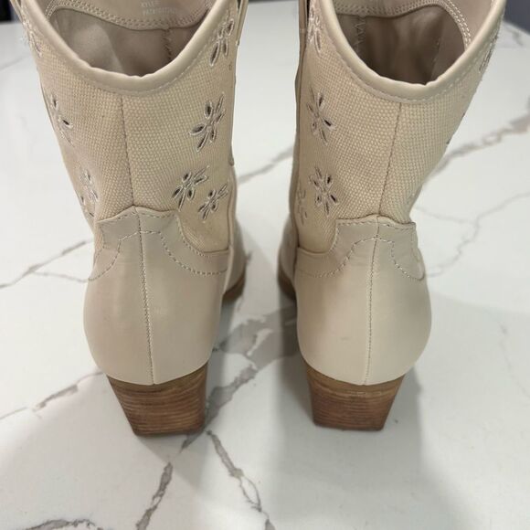 DV by Dolce Vita | Women’s Cream Oatmeal Short Cowboy Boots Ankle Western Size 6 - Picture 5 of 13